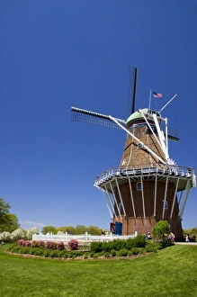 Images Dated 8th May 2006: Windmill Island park with tulips in bloom at Holland, Michigan