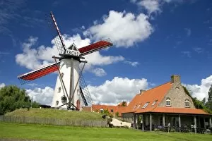 Images Dated 29th July 2007: A windmill and old stone restaurant in the town of Ramskapelle in the municipality