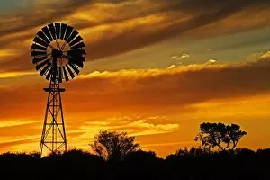 Images Dated 10th September 2006: Windmill and Sunset, William Creek, Oodnadatta Track, Outback, South Australia, Australia