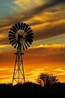 Images Dated 10th September 2006: Windmill and Sunset, William Creek, Oodnadatta Track, Outback, South Australia, Australia
