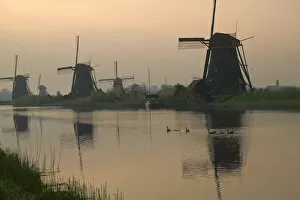 Images Dated 20th June 2007: Windmills along the canal in Kinderdijk, Netherlands