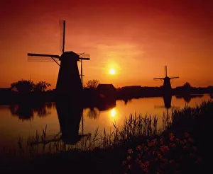 Zuid Holland Prints: Windmills at sunset, Kinderdijk, Netherlands