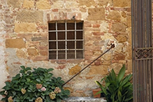 Images Dated 22nd September 2011: Window and ancient stone wall, Pienza, Italy, Tuscany