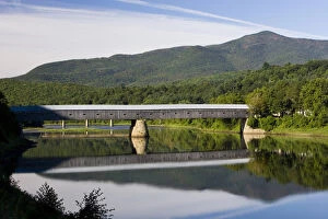 Images Dated 31st August 2006: The Windsor-Cornish Covered Bridge spans the Connecticut River between Windsor, Vermont and Cornish