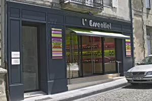 Images Dated 27th May 2005: Wine shop and cafe in Saint Emilion called L Essentiel (The Essential) Thunevin