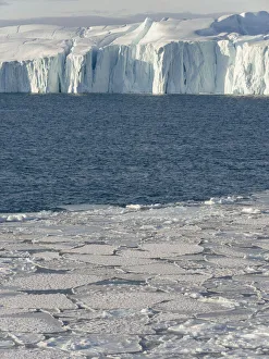 Images Dated 14th August 2020: Winter at the Ilulissat Fjord, located in the Disko Bay in West Greenland