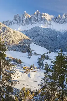 Images Dated 29th October 2012: Winter snow; St. Magdalena village; Geisler Spitzen (3060m); Val di Funes; Dolomites