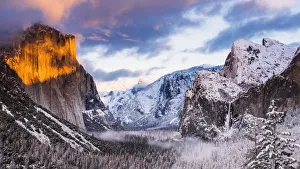 Images Dated 24th January 2017: Winter sunset over Yosemite Valley from Tunnel View, Yosemite National Park, California