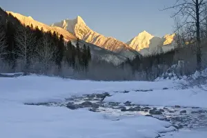 Images Dated 27th December 2009: Wolftail Mountain and Mt Doody loom over a channel of the Middle Fork of the Flathead