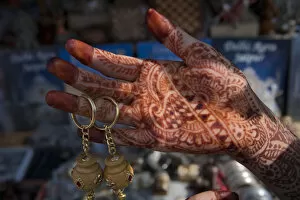 Images Dated 2nd November 2006: Womans palm decroated in henna, Jaipur, Rajasthan, India