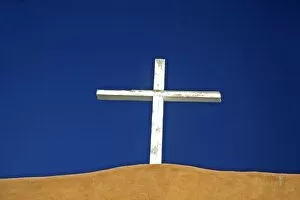 Images Dated 27th November 2006: Wooden cross atop the San Miguel Mission in Santa Fe, New Mexico