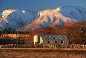 Images Dated 26th September 2005: Woolshed and Kakanui Mountains, Maniototo, Otago
