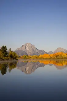 Images Dated 1st October 2008: WY, Grand Teton National Park, Teton Range with Mount Moran and Snake River