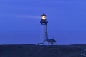 Images Dated 26th September 2004: Yaquina Head Lighthouse, near Newport, Oregon Coast