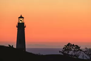 Images Dated 26th September 2004: Yaquina Head Lighthouse, near Newport, Oregon Coast
