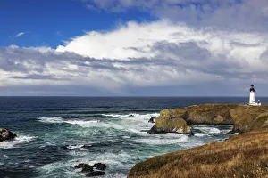 Images Dated 13th October 2021: Yaquina Head Lighthouse in Newport, Oregon, USA