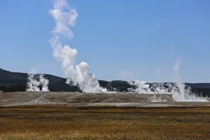 Images Dated 7th January 2022: Yellowstone National Park, USA, Wyoming. Old Faithful