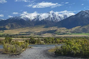 Images Dated 8th February 2022: Yellowstone River, Absaroka Mountains, Montana