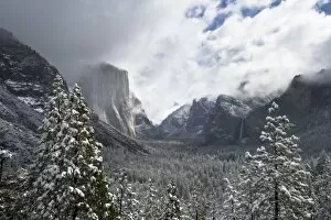 Images Dated 27th March 2007: Yosemite valley in winter - Yosemite National Park, California