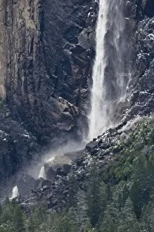 Images Dated 27th March 2007: Yosemite valleys lower and upper Bridalveil Fall -Yosemite National Park, California