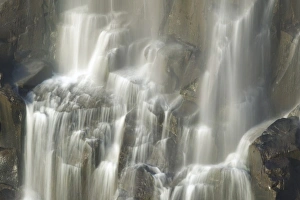 Images Dated 19th November 2004: Zambia, Mosi-Oa-Tunya National Park. Zambezi River pours over Eastern Cataract of
